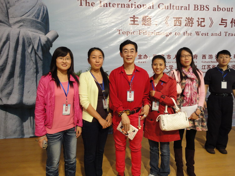 九色視頻
研究生与六小龄童合影